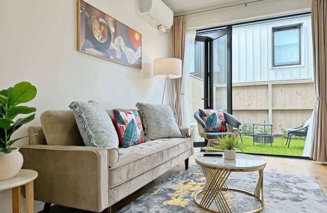 City & Ponsonby Center Side 2 BDR Townhouse vs AC