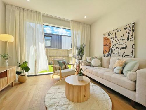 City Serenity 2BR Townhouse vs AC Backyard & Parking