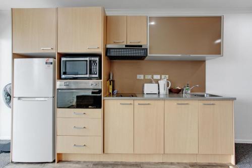 City Verve 2BR Apt with City Views and Wi-Fi