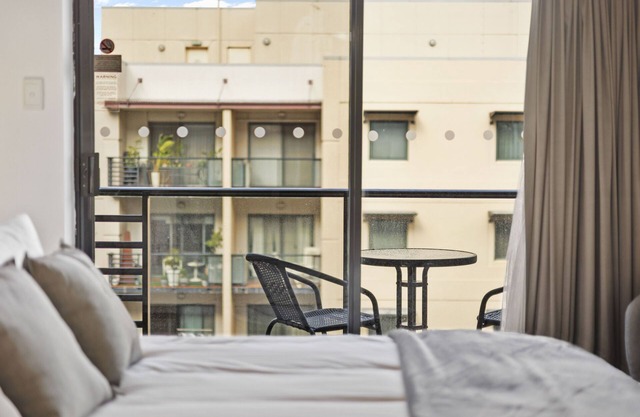 City View 1BR Gem on Mounts Bay Road