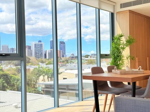 City View Retreat 2BR 2BA Sofa Bed Free Parking