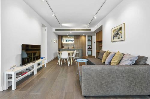 City Views 2BR Gem Near Queen Vic