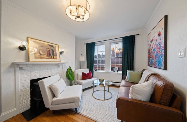 City Views Beacon Hill Apt: Rooftop Balcony, Fast WiFi, Near Cafes, MGH, Boston Commons, & Transit!