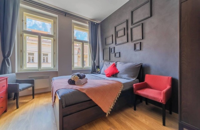 CityZen Residence: Luxe 1BR Black Elegance Suite