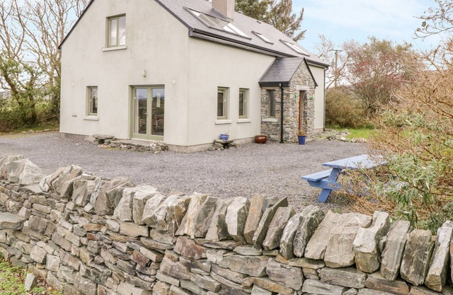 CLAGGAN, pet friendly, with open fire in Louisburgh, County Mayo