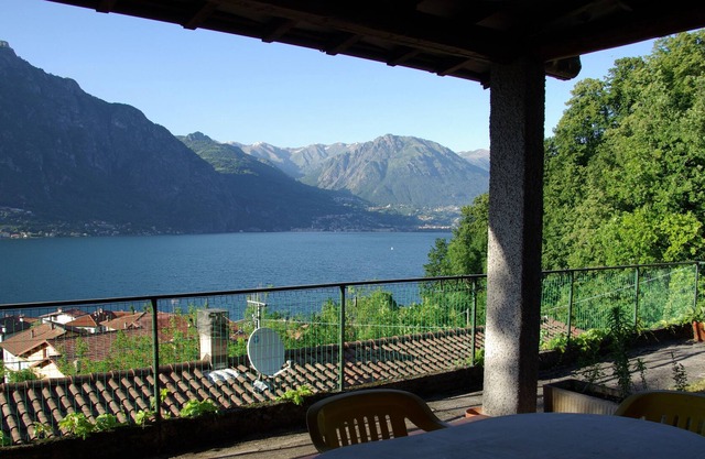 Claino Con Osteno: House with a wonderful view of Lake Ceresio