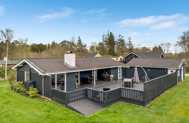 "Clarabelle" - 700m from the sea by Interhome