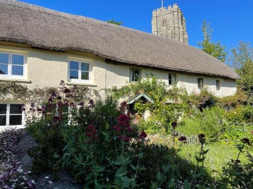 Clare Cottage in heart of Devon village near beach