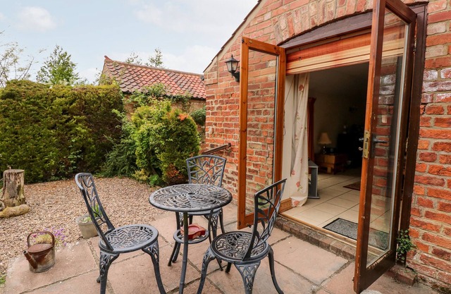 CLARE'S COTTAGE, pet friendly, country holiday cottage in Louth