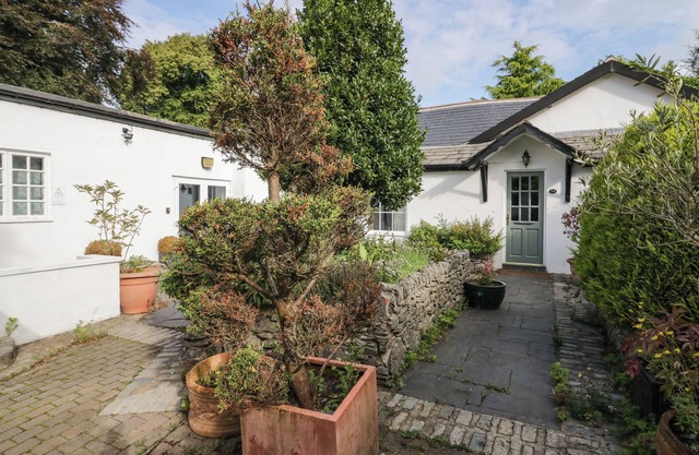 CLARENCE HOUSE, pet friendly, with hot tub in Dalton-In-Furness