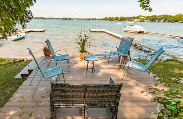 ★ Clarklake an All Sports Lake ★ Spring Fed, 5 Bed Rm Home, in the Irish Hills★n