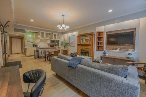 Classic 2Bed 2Bath Apartment w patio in Back Bay