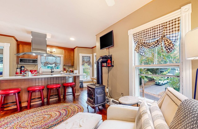 Classic apartment in the heart of town - walk to beaches/eateries