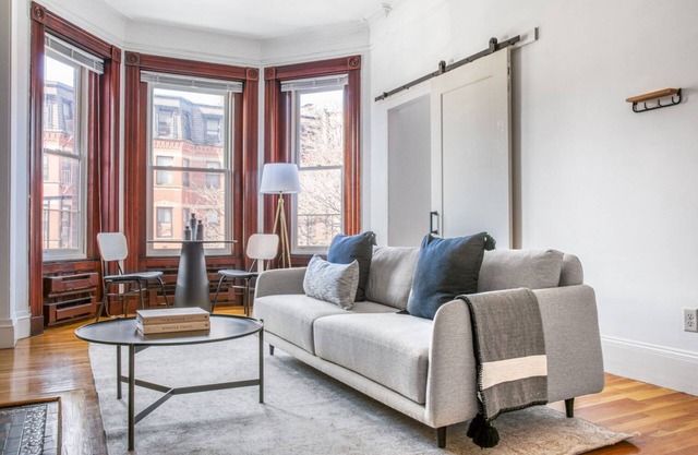 Classic Boston Studio on Newbury w/A+ shopping and dining by Blueground