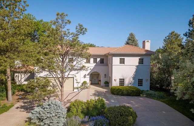 Classic Broadmoor home on private cul-de-sac. 10 min. walk to Broadmoor Resort.