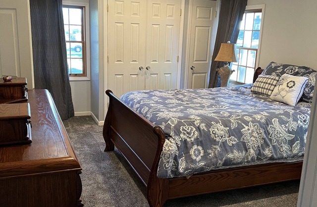 Classic Cabin Retreat! A block away from Big Spirit, boat ramp & public park!