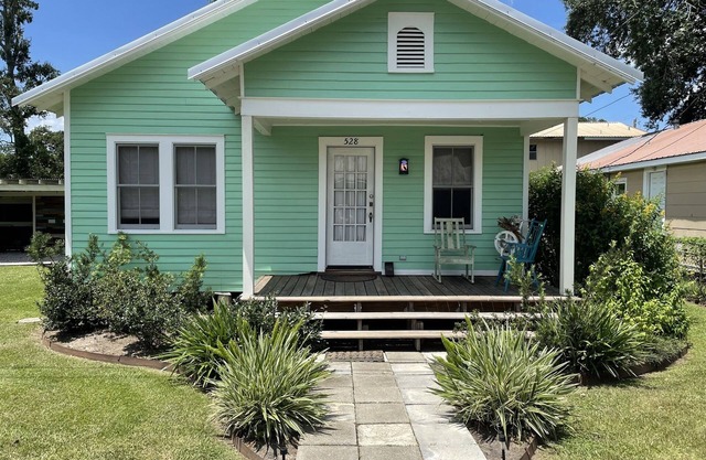 Classic Cajun Cottage on Bayou Teche - 1 & 1/2 miles from Downtown Breaux Bridge