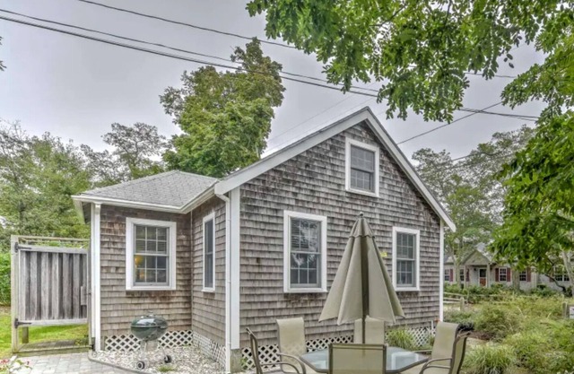 Classic Cape Cod Cottage - 100 yards to Cape Cod Bay