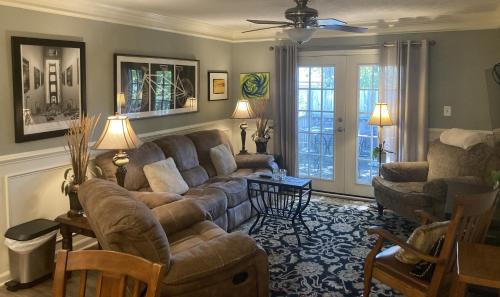 Classic City 3 bedroom 2 bath condo with deck close to UGA, Five Points, and Memorial Park in Athens