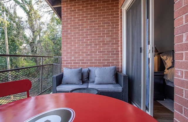 Classic City Getaway - 1 mile walk to Sanford Stadium!