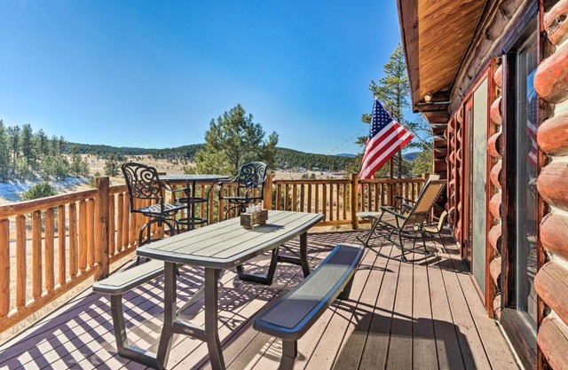 Classic Colorado Log Home with Mountain Views!