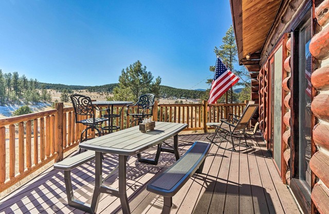 Classic Colorado Log Home w/Mountain Views!