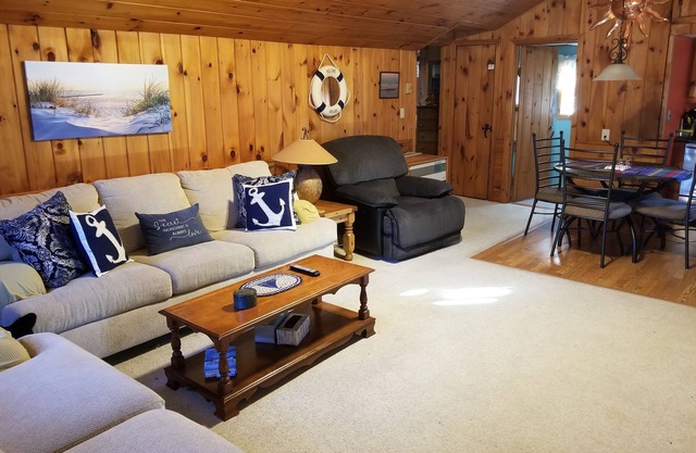 Classic cottage 900 ft from beach - across from marsh w/sunsets & wildlife