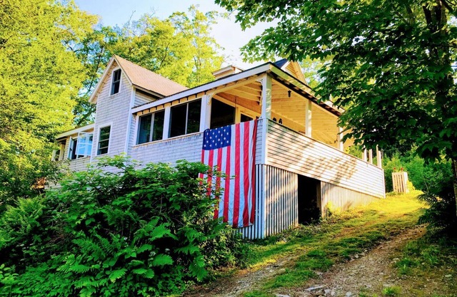 Classic cottage overlooking Ocean. 3min walk to beach.