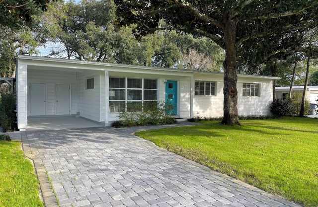 Classic Florida Cottage - 6 Min to Beaches! Shopping and Restaurants!