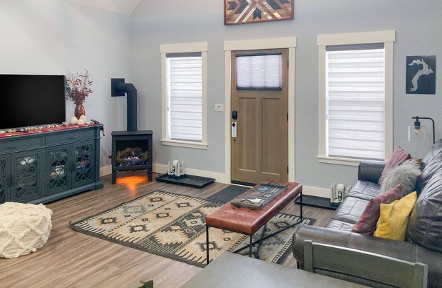 Classic Home with WiFi, Private Washer/Dryer, Central AC, and Private Gas Grill