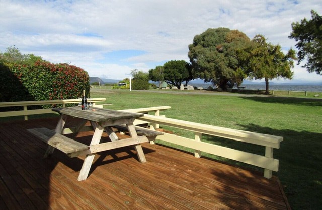 Classic Kiwi Bach by the Lake – Family Friendly in Five Mile Bay