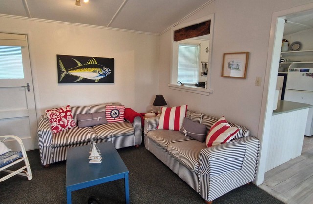 Classic Kiwi bach - Harbour View