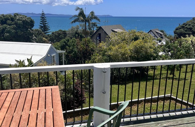 Classic kiwi bach in Cable Bay