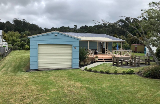 Classic Kiwi Bach on large section , close to shops and beach