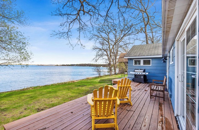 Classic Lake Melissa Cottage, just steps away from the water on the South Bay!