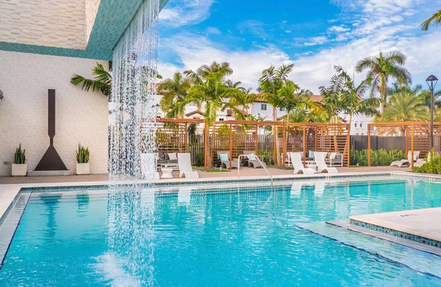 Classic Miramar 2BR w/Gym, Pool & W/D, nr WF, by Blueground