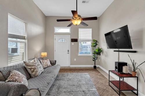 Classic NOLA Stay in Cozy 2BR Shotgun