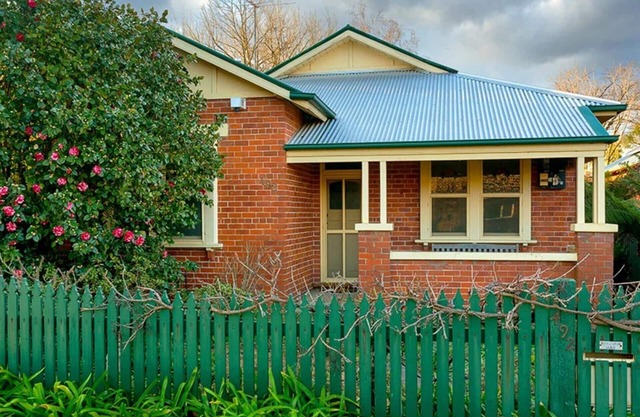 Classic on George- clean, comfortable and pet friendly! - Classic heritage home with four bedrooms