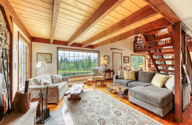Classic & quiet New England home on gorgeous property with screened porch