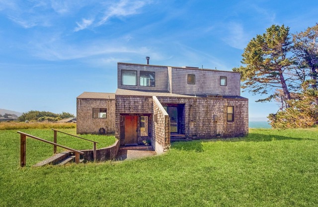 Classic Sea Ranch home w/a furnished back patio, free WiFi