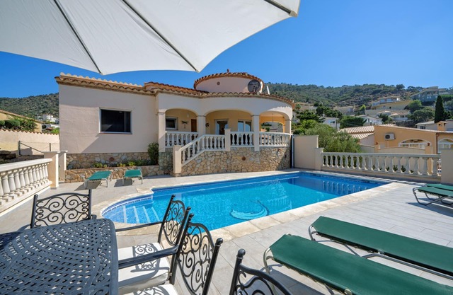 Classic Villa with sea-views, pool and garden