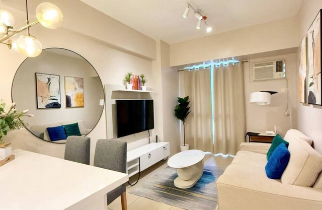 Classy Condo/High Speed Wifi/Free use of swimming pool/Across Uptown Mall/BGC