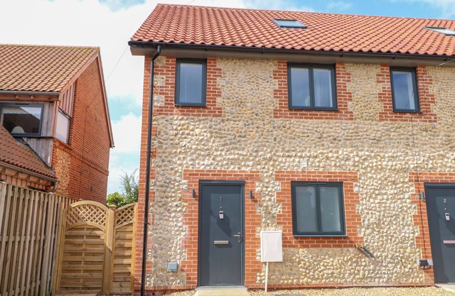 CLAVERING 1 BERNALEEN COTTAGES, pet friendly in Docking
