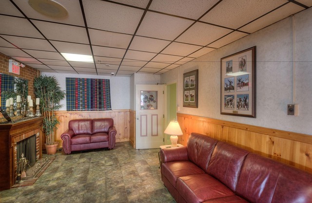 Claymore inn & Suites
