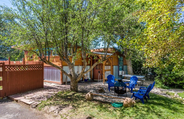 Clean and Cozy Cabin on Main Street - Walk to the river and hot pools!