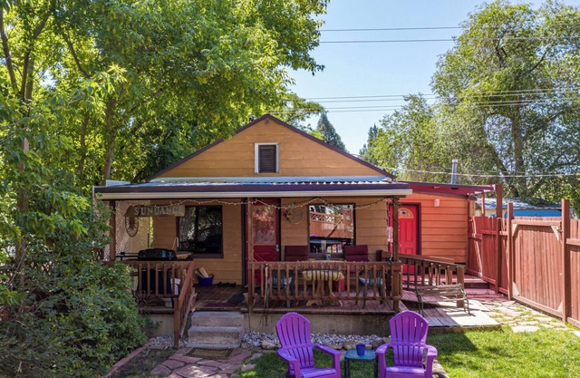 Clean and Cozy Cabin on Main Street - Walk to the river and hot pools!