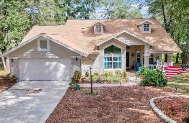 Clean and modern home, sparkling heated pool, near river