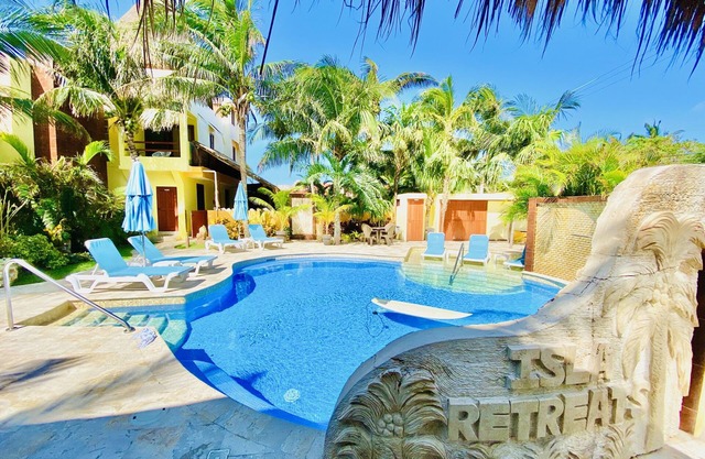 Clean and new, upscale studio at a tropical oasis. Close to beach and town!