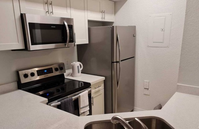 Clean comfortable hide away condo, close to shopping mall and airport.