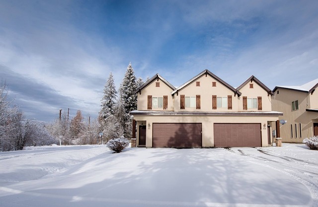 Clean Comfortable Townhome with Hot Tub Sleeps 7